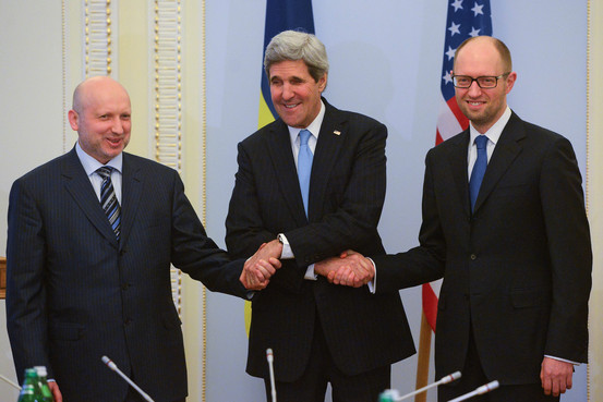 Kerry Warns Russia of Further Steps, Offers Ukraine Aid